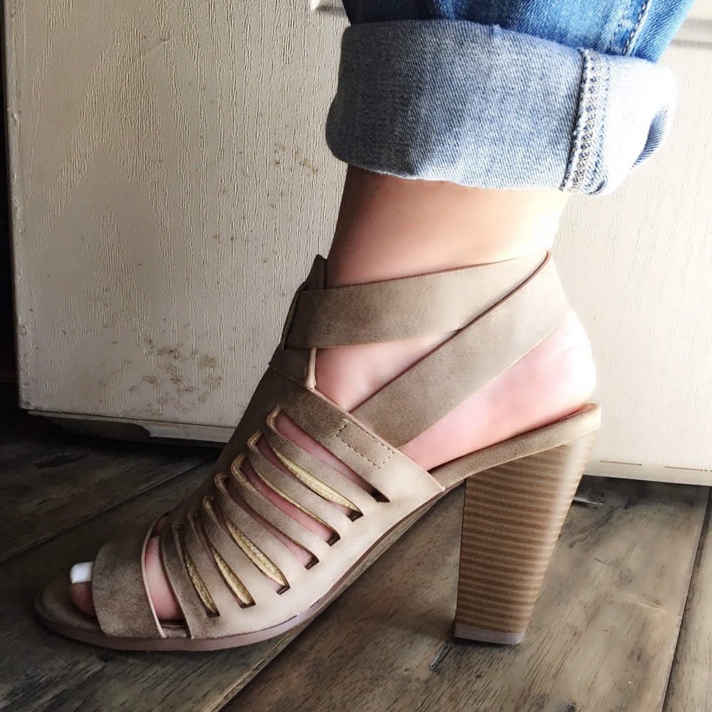 Chunky nude heels 👠